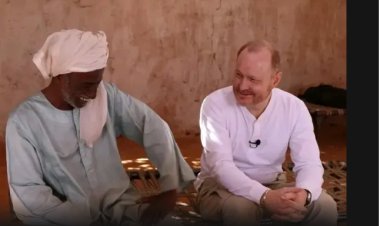 زيارة السفير الأمريكي بالخرطوم  لمقهى أم الحسن