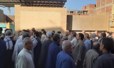 «كان بيعدي الشارع».. المئات يشيعون جثمان مُعلم صدمه «توك توك» في كفرالزيات