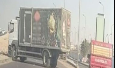 «واقف بعرض الطريق».. القبض على سائق سيارة نقل عطل الطريق بالسلام