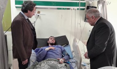 نائبا رئيس جامعة طنطا يزوران طالب كلية الطب المصاب في حادث تصادم