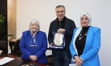 تكريم عمرو الليثي كأفضل إعلامى عام 2022 بكلية الإعلام جامعة القاهرة