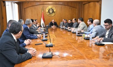 وزير التجارة يبحث تحديات القطاع الصناعي مع عدد من النواب