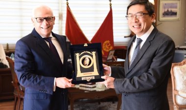 محافظ بورسعيد يستقبل سفير سنغافورة بمصر لبحث سبل التعاون