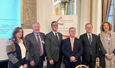 سفير مصر بلندن يشارِك فى مائدة حوار حول فرص الاستثمار المستدام بالسوق