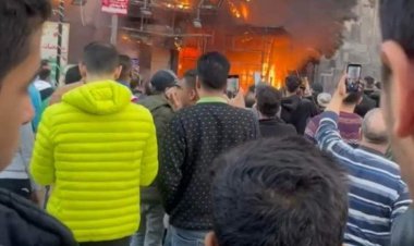 ننشر اللحظات الأولى لحريق هائل يلتهم مطعم مأكولات بعزبة النخل