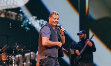 عمرو دياب يشعل ليل سلطنة عمان بحفل جماهيري كبير