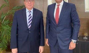 سفير كازاخستان بمصر يلتقى مع مدير عام  بنك البركة