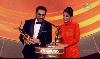أحمد حلمي ومنى زكي  يحصدان جائزة صناع الترفيه الفخرية بحفل joy awards
