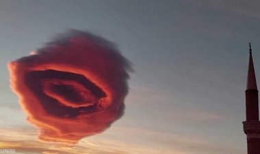 «السحابة الحمراء» تزين سماء تركيا.. داخلها حفرة كبيرة