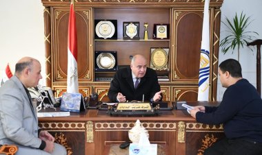 محافظ قنا يواصل استقبال المواطنين بمكتبه لبحث شكواهم