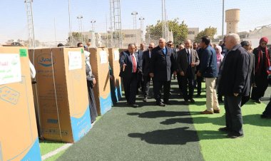 محافظ الوادي الجديد يسلم أجهزة كهربائية وماكينات خياطة مجانية بالخارجه