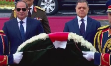 الرئيس السيسي يضع إكليلاً من الزهور على النصب التذكاري