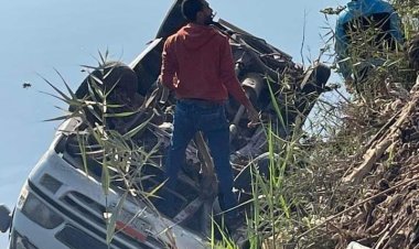 صور| إصابة 7 أشخاص في انقلاب ميكروباص بمياه مصرف في الغربية