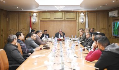 محافظ قنا يلتقي أصحاب وحدات الطعام المتنقلة لإزالة المعوقات