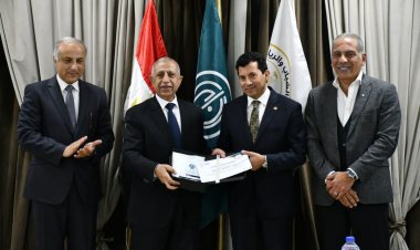 وزير الرياضة يصطحب عدداً من رؤساء الجامعات المصرية فى جولة داخل نادي النادي