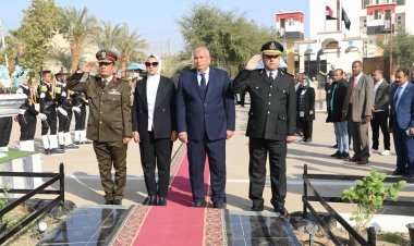 محافظ الوادي الجديد يضع إكليلاً من الزهور على النصب التذكاري لشهداء الشرطة