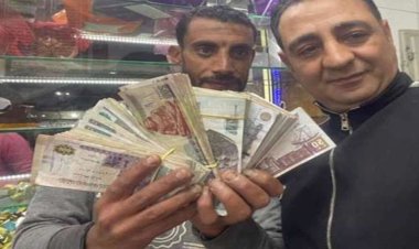 "بطل حقيقي" مهنته بائع شاي للمارة أعاد 50 ألف جنيه.. وصلت له بالخطأ