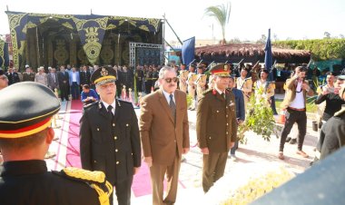 محافظ كفر الشيخ يضع إكليلاً من الزهور على النصب التذكاري لشهداء الشرطة