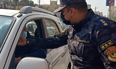 رجال الأمن يوزعون الهدايا والورود على المواطنين بمناسبة عيد الشرطة 71