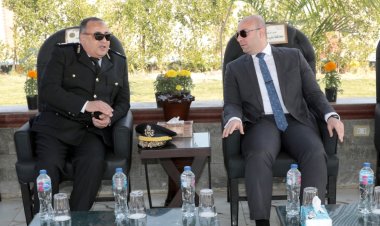 محافظ بني سويف يضع  أكليل الزهور على النصب التذكاري للشهداء احتفالاً بعيد الشرطة