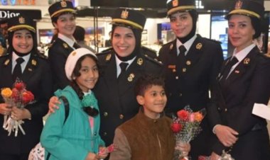 أمن مطار القاهرة الدولي يوزع  الورود على المسافرين في عيد الشرطة الـ 71