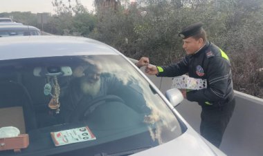 رجال المرور يوزعون «الشيكولاتة» على المواطنين في عيد الشرطة