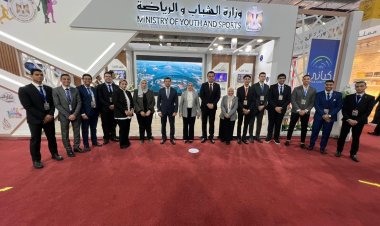وزير الشباب يتفقد جناح الوزارة بمعرض الكتاب