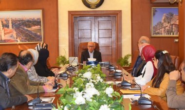 محافظ بورسعيد يلتقي العاملين بالإدارة العامة للإدارة الاستراتيجية