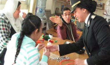 ضابطات الشرطة تزورن المستشفيات ودور رعاية المسنين لتقديم هدايا بمناسبة عيد الشرطة 71