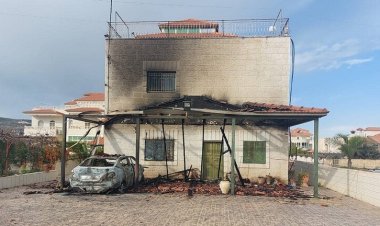 مصادر فلسطينية: مستوطنون يحرقون منزلاً ومركبات شمال رام الله