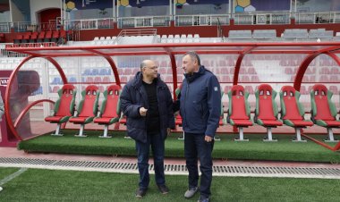 سفير مصري بالمغرب يحضر تدريبات الأهلي .. و«عبد الحفيظ» يتسلم كرة المونديال