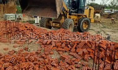 إزالة لحالة تعدي بالبناء على أرض زراعية بمركز ومدينة فايد