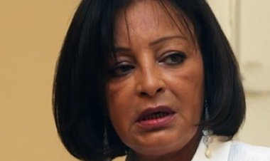 بعد تحويل مذكرات والدها لكتاب.. ابنة عبد المنعم مدبولي: «كانت مركونة في الدرج»