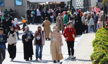 إقبال كبير على معرض القاهرة للكتاب في خامس أيامه.. صور