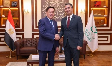 سفير كازاخستان بمصر يلتقي برئيس البريد المصري لمناقشة إصدار طابع جديد