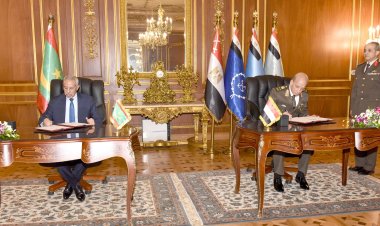 وزير الدفاع يلتقى وزير الدفاع الوطنى بالجمهورية الإسلامية الموريتانية