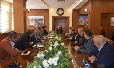 محافظ بورسعيد يتابع سير العمل بالمركز التكنولوجي لإصدار تراخيص المحال العامة