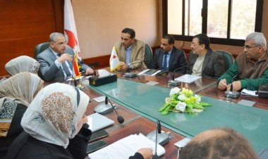 محافظ سوهاج يبحث آخر مستجدات العمل بتطوير ورفع كفاءة مدخل سوهاج الشرقى