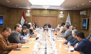 خلال اجتماع موسع.. محافظ قنا يناقش موقف المخططات الاستراتيجية