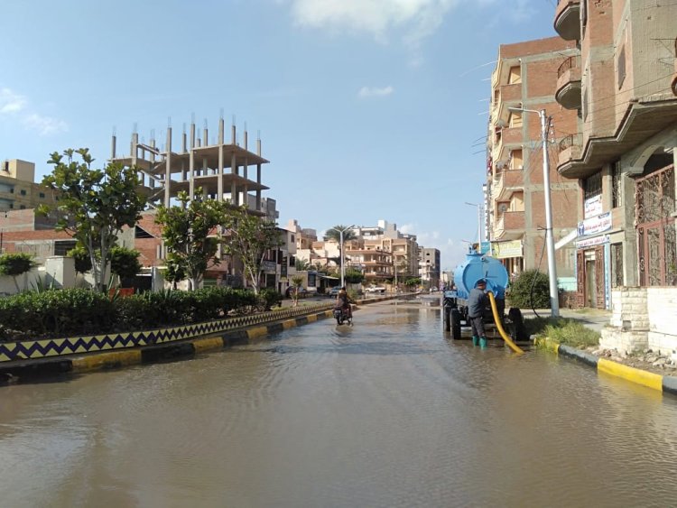 هطول أمطار غزيرة بمدينة بلطيم.. ومحافظ كفر الشيخ يعلن رفع درجة الاستعدادات