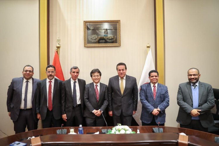 وزير الصحة يبحث مع خبير ياباني سبل تبادل الخبرات في جراحات الأطفال وزراعة الأعضاء