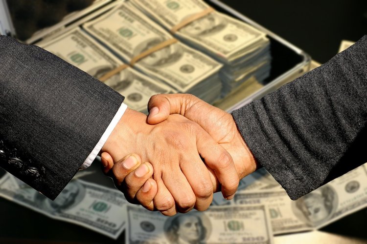 كيف واجه البنك المركزي تجارة العملة بالقانون؟.. «الحبس لسنوات وغرامات بالملايين»