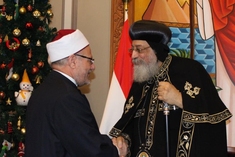 مفتي الجمهورية يهنئ البابا تواضروس بعيد الميلاد المجيد .. ويؤكد: ميلاد الأنبياء رحمة وسلام للإنسانية