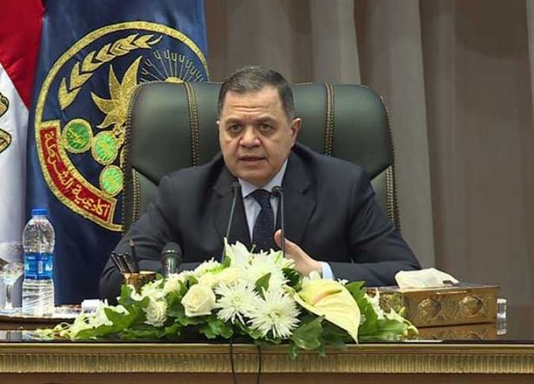 وزير الداخلية يهنئ قداسة البابا تواضروس الثانى وجميع الإخوة المسيحيين
