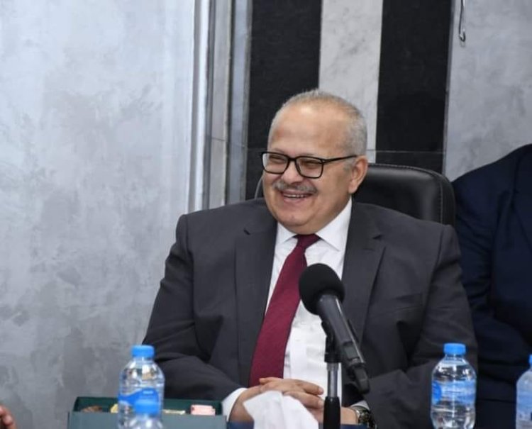 رئيس جامعة القاهرة يتلقى تقرير حصاد الإصلاحات الإدارية خلال 2022