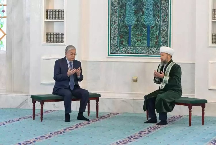رئيس كازاخستان يزور مسجد حضرة السلطان في أستانا