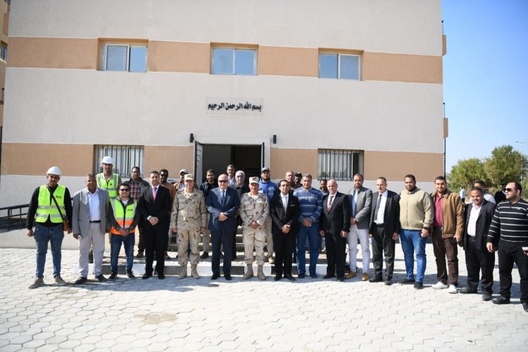 محافظ قنا يتفقد عمارات «سكن كريم» بقوص