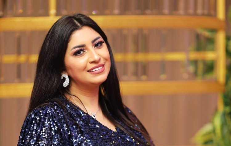 فيديو| إيمان عبد العزيز.. أول فنانة مصرية تنسج خيوط من الذهب على «كسوة الكعبة»