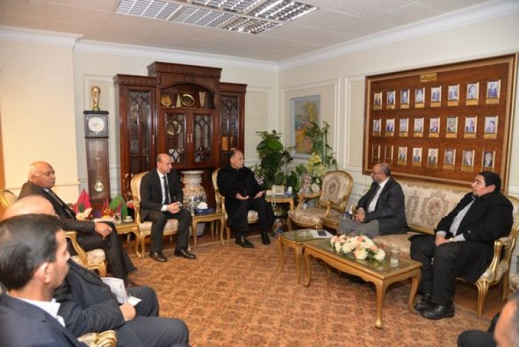 محافظ أسيوط يناقش تنفيذ مشروعات «حياة كريمة» مع وفد شركة مصر الوسطى لتوزيع الكهرباء