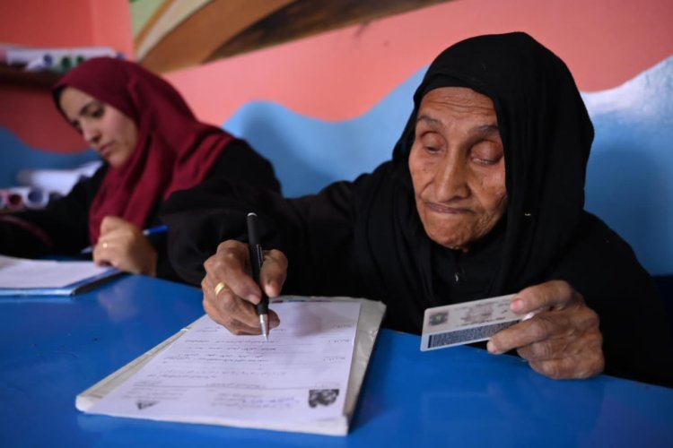 صور| مسنة 87 عامًا تخوض امتحان محو الأمية بالمنوفية ضمن مبادرة «لا أمية مع تكافل»